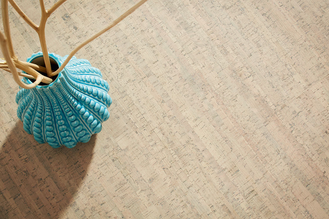 JOKA Listo Korkboden in natürlicher Korkstruktur mit blauer Vase als Raumdetail