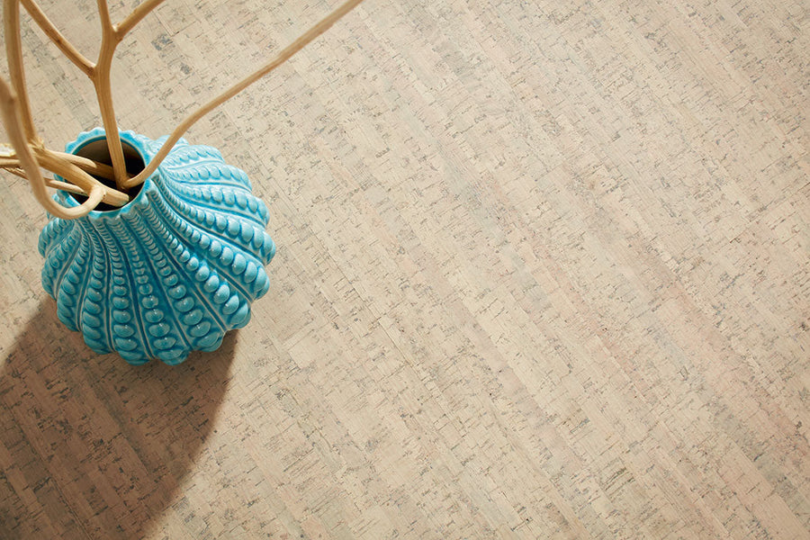 JOKA Listo Korkboden in natürlicher Korkstruktur mit blauer Vase als Raumdetail