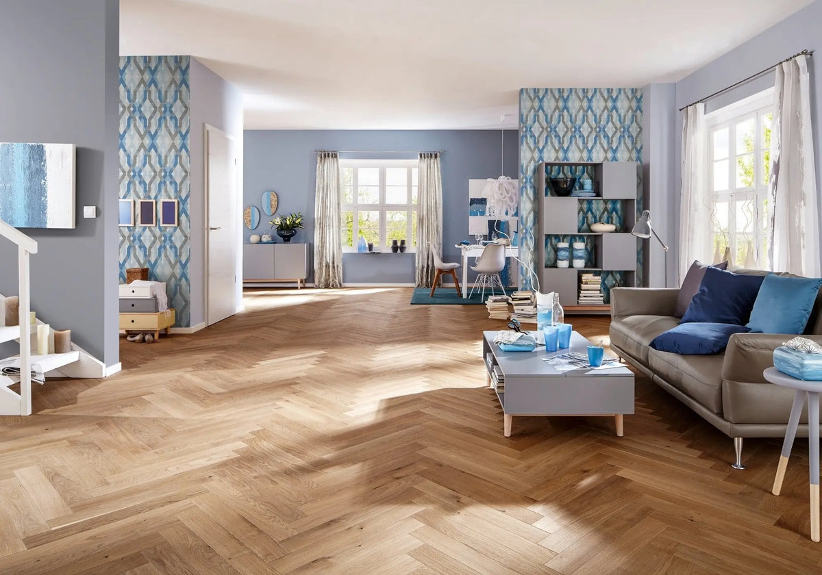 JOKA Loft 140 Vario VE213 Eiche Nature als Fischgrät im Wohnraum