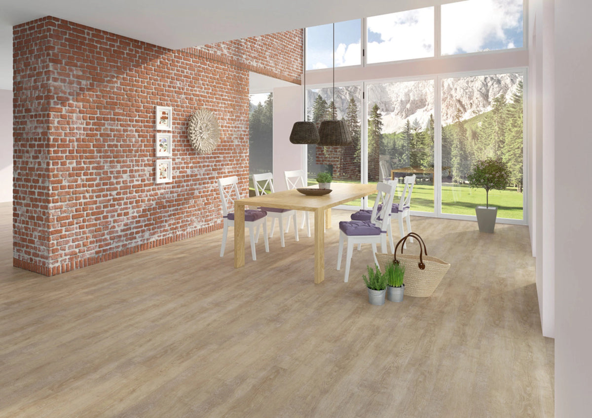 JOKA Design 340 Click 823 Vanilla Oak Klick Vinyl im Essbereich mit roter Ziegelwand, Holztisch und großen Fenstern