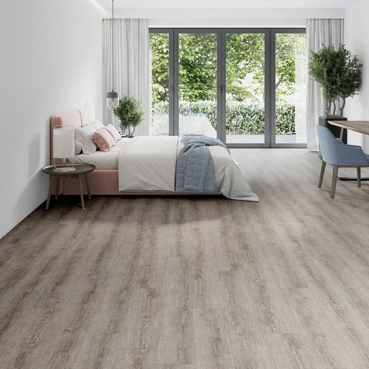 JOKA Design 340 Click 840 Old Grey Oak Klick Vinyl im Schlafzimmer mit rosafarbenem Bett und bodentiefen Fenstern