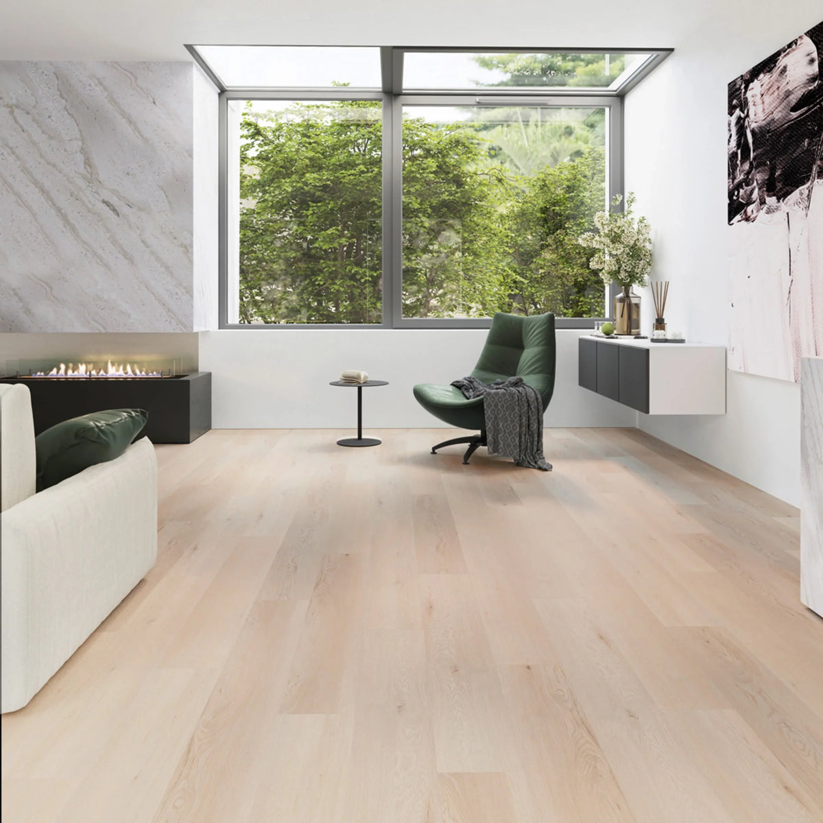 JOKA Design 340 Click 874 Pearlized Oak Klick Vinyl im Wohnzimmer mit grünem Sessel, Panoramafenster und Kamin