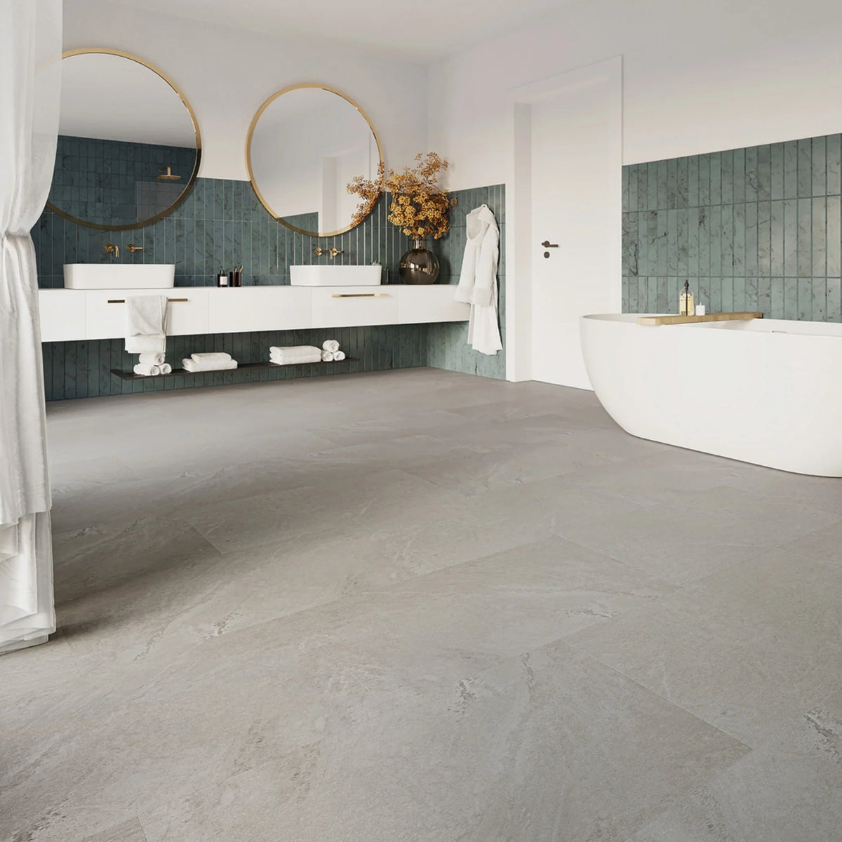 JOKA Design 340 Click 884 Mountain Slate Klick Vinyl im Badezimmer mit freistehender Badewanne, Doppelwaschtisch und runden Spiegeln