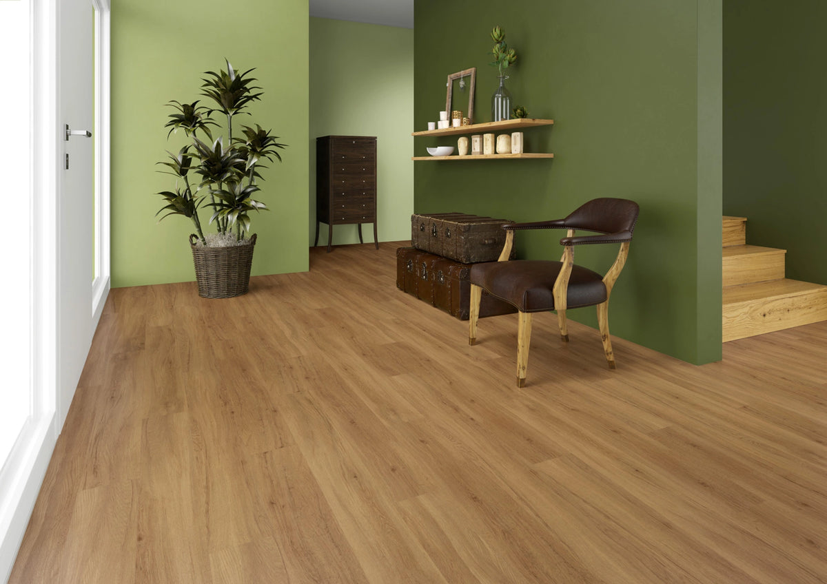 JOKA Design 340 Click 812 Pure Oak Klick Vinyl im Wohnraum mit grünen Wänden, Ledersessel und Reisekoffern