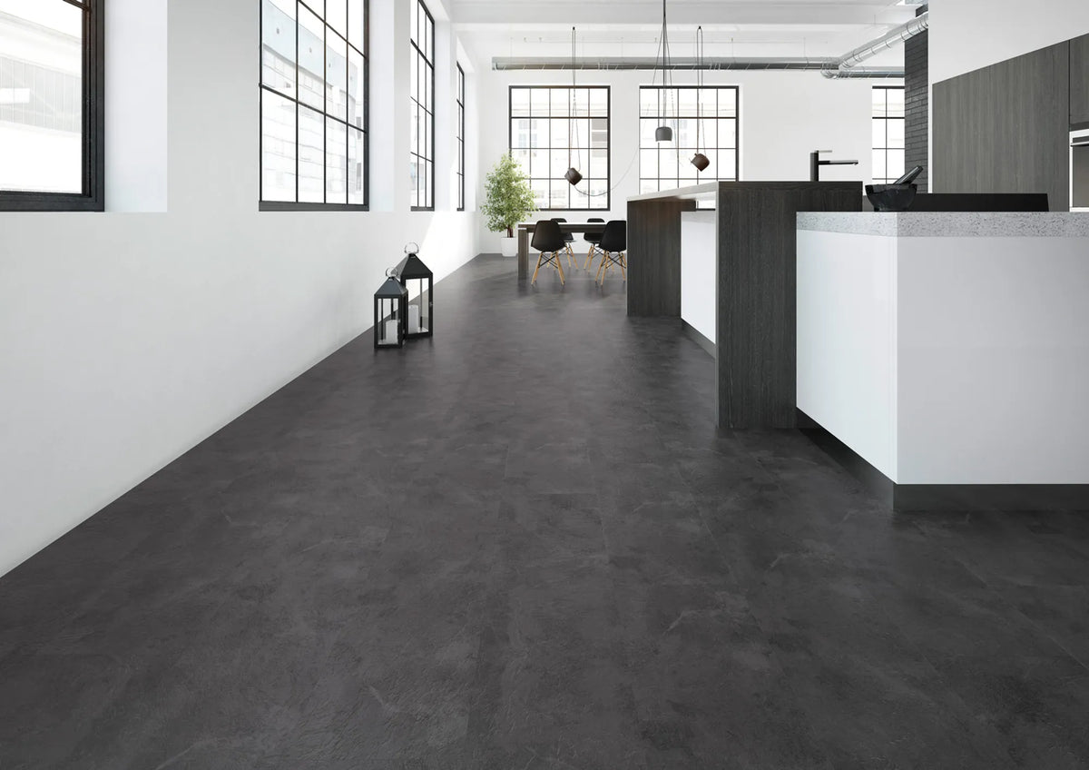 JOKA Design 340 Dryback 2806 Grey Slate Klebevinyl im offenen Küchenbereich mit dunkler Kochinsel und großen Sprossenfenstern