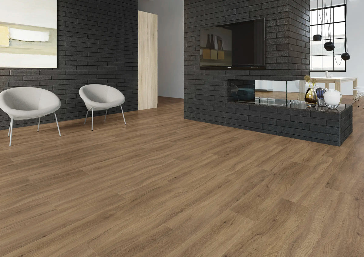 JOKA Design 340 Dryback 2811 Airy Oak Klebevinyl im Wohnraum mit schwarzer Kaminwand und zwei weißen Sesseln