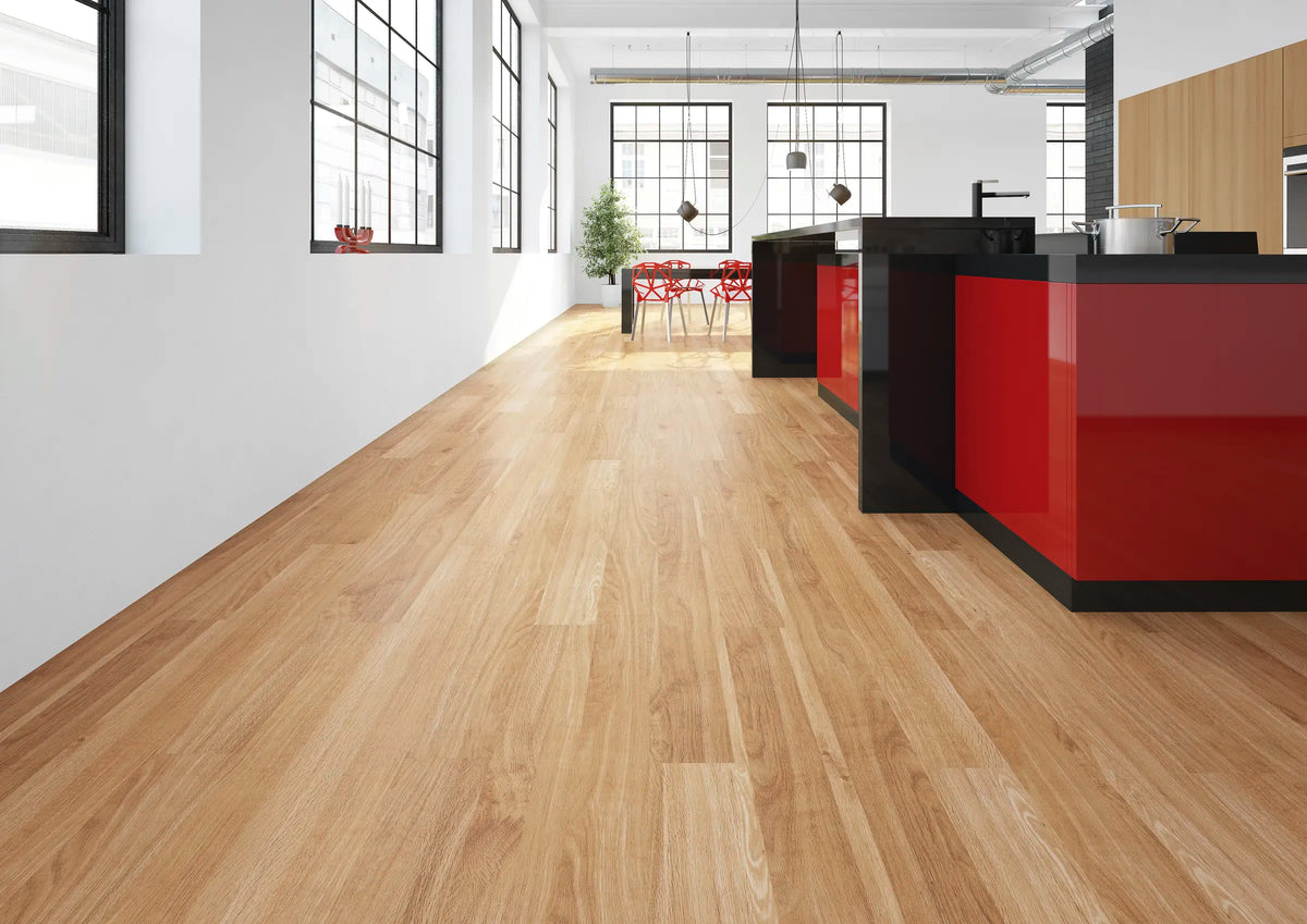 JOKA Design 340 Dryback 2817 Light Oak Klebevinyl in der offenen Küche mit roter Kochinsel und großen Sprossenfenstern