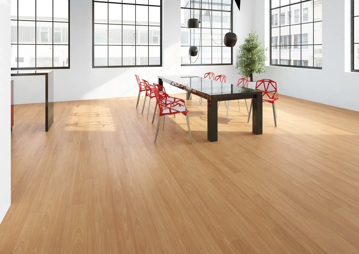 JOKA Design 340 Dryback 2818 Blond Beech Klebevinyl im Essbereich mit Holztisch, roten Stühlen und großen Sprossenfenstern