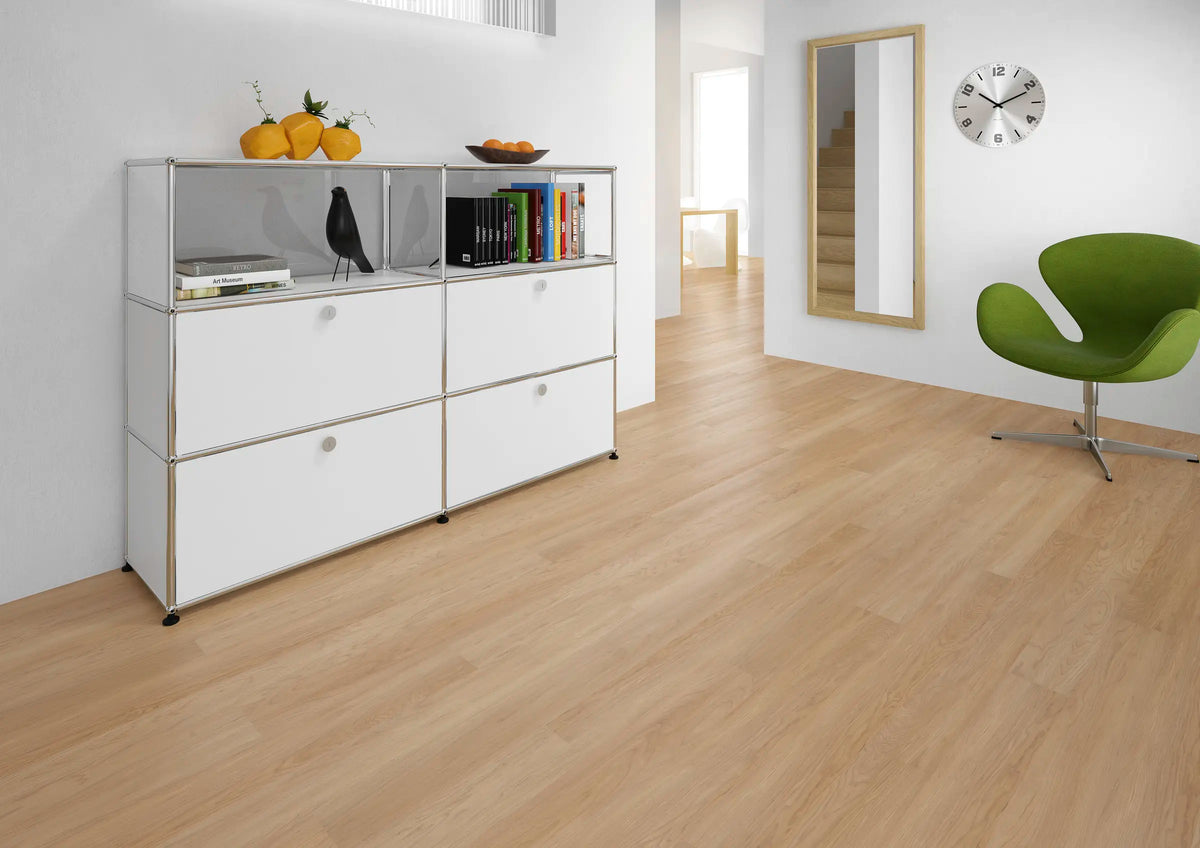 JOKA Design 340 Dryback 2819 Creamy Maple Klebevinyl im Wohnraum mit weißem Sideboard und grünem Sessel