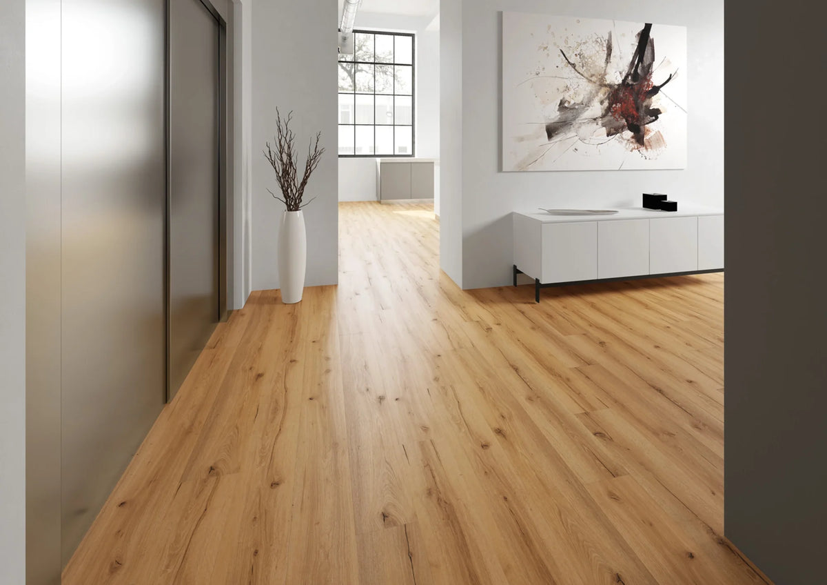 JOKA Design 340 Dryback 2870 Chalet Oak Black Klebevinyl im hellen Flur mit weißem Sideboard, abstraktem Wandbild und großer Bodenvase