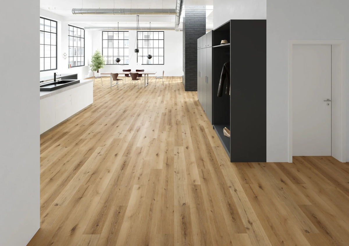 JOKA Design 340 Dryback 2871 Chalet Oak White Klebevinyl im offenen Loft mit weißen Küchenfronten, dunklem Hochschrank und Essbereich