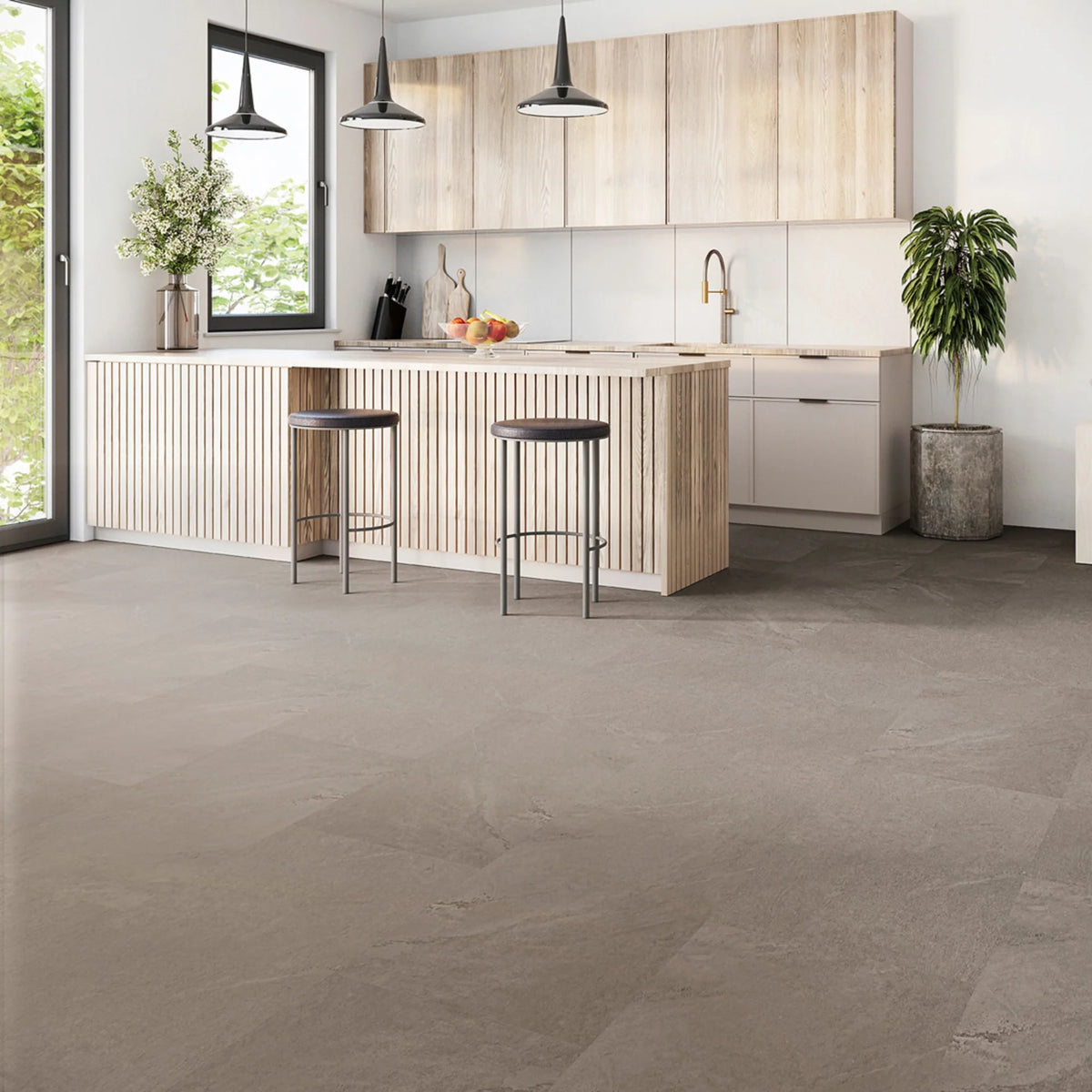 JOKA Design 340 Dryback 2885 Classic Concrete Klebevinyl in einer hellen Küche mit geriffelten Fronten, Kochinsel und zwei Barhockern