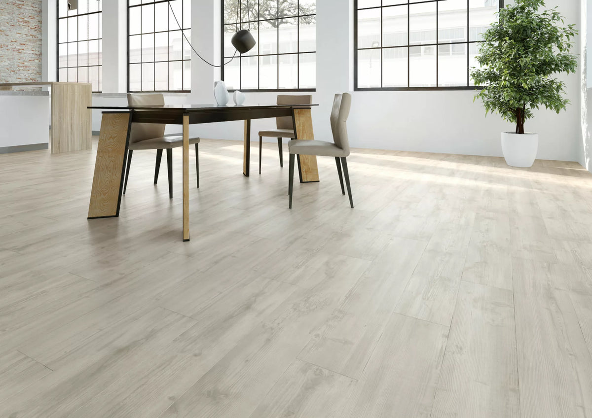 JOKA Design 340 Dryback 2849 Scandinavian Pine Klebevinyl im hellen Essbereich mit Holztisch, Stühlen und großen Sprossenfenstern