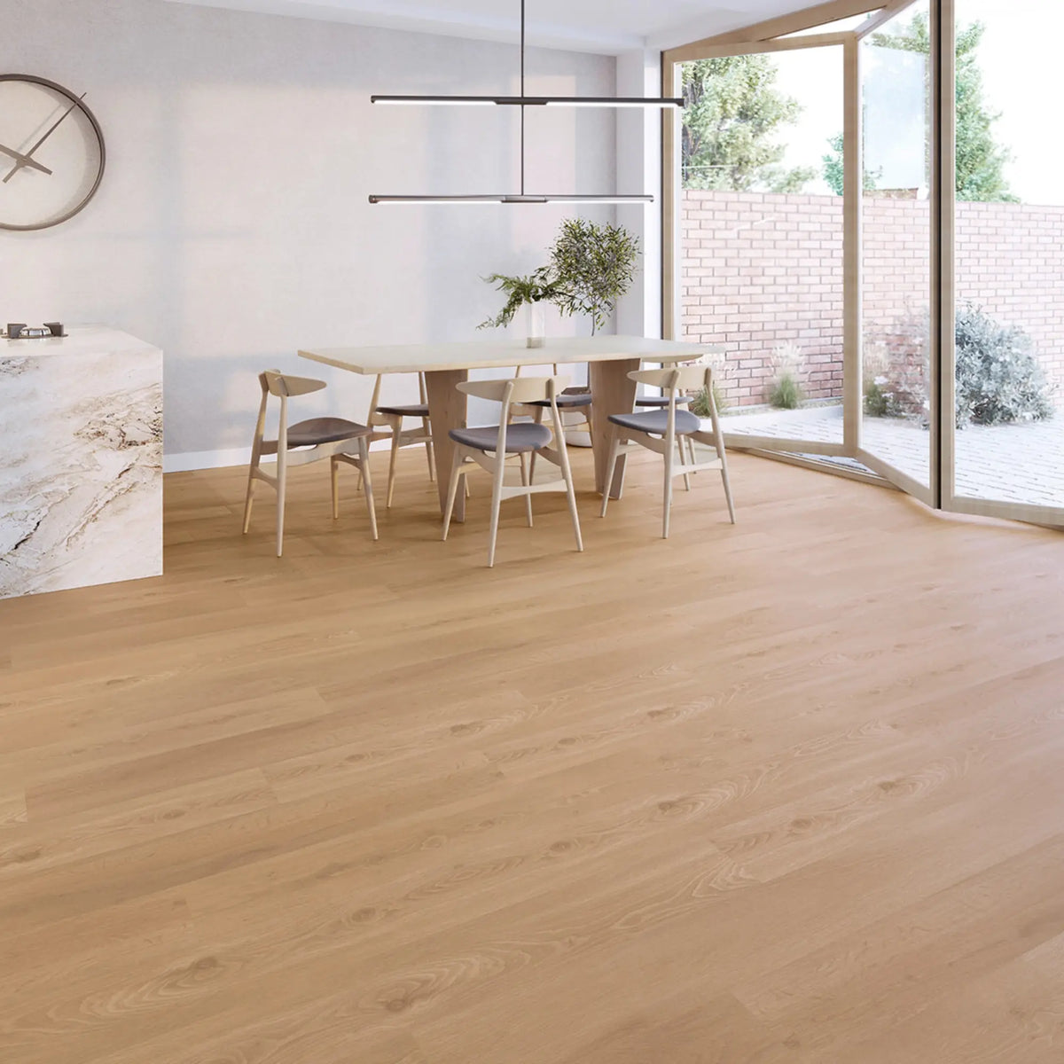 JOKA Design 340 Dryback 2876 Tawny Oak Klebevinyl im Essbereich mit Holztisch, hellen Stühlen und Fenster zum Garten