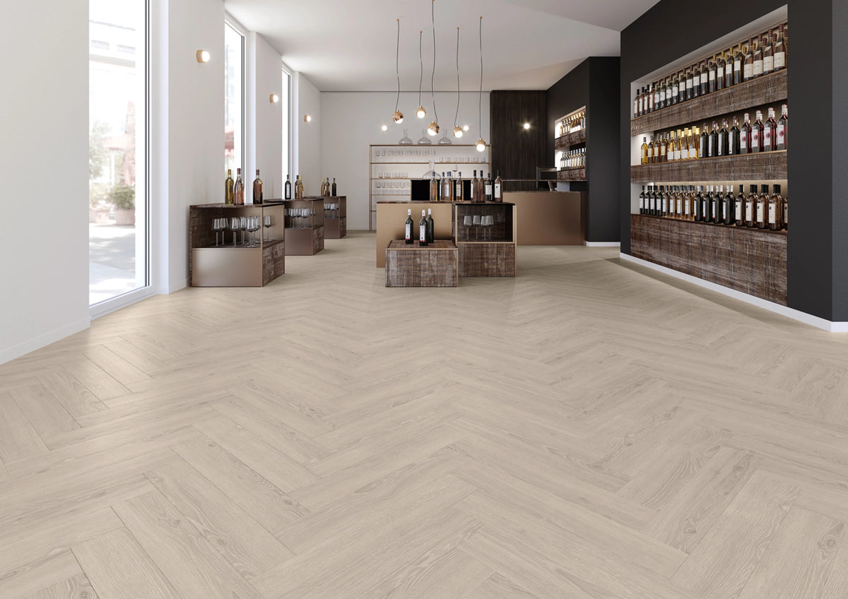 Heller Verkaufsraum mit JOKA Design 555 Cycle Dryback 5383 Perfect Grey Oak Klebevinyl in grauer Eichenoptik
