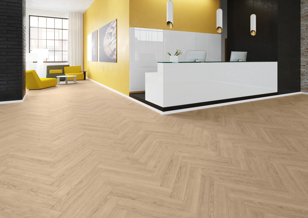 Warmer Wohnraum mit JOKA Design 555 Cycle Dryback 5384 Perfect Beige Oak Klebevinyl in beiger Eichenoptik