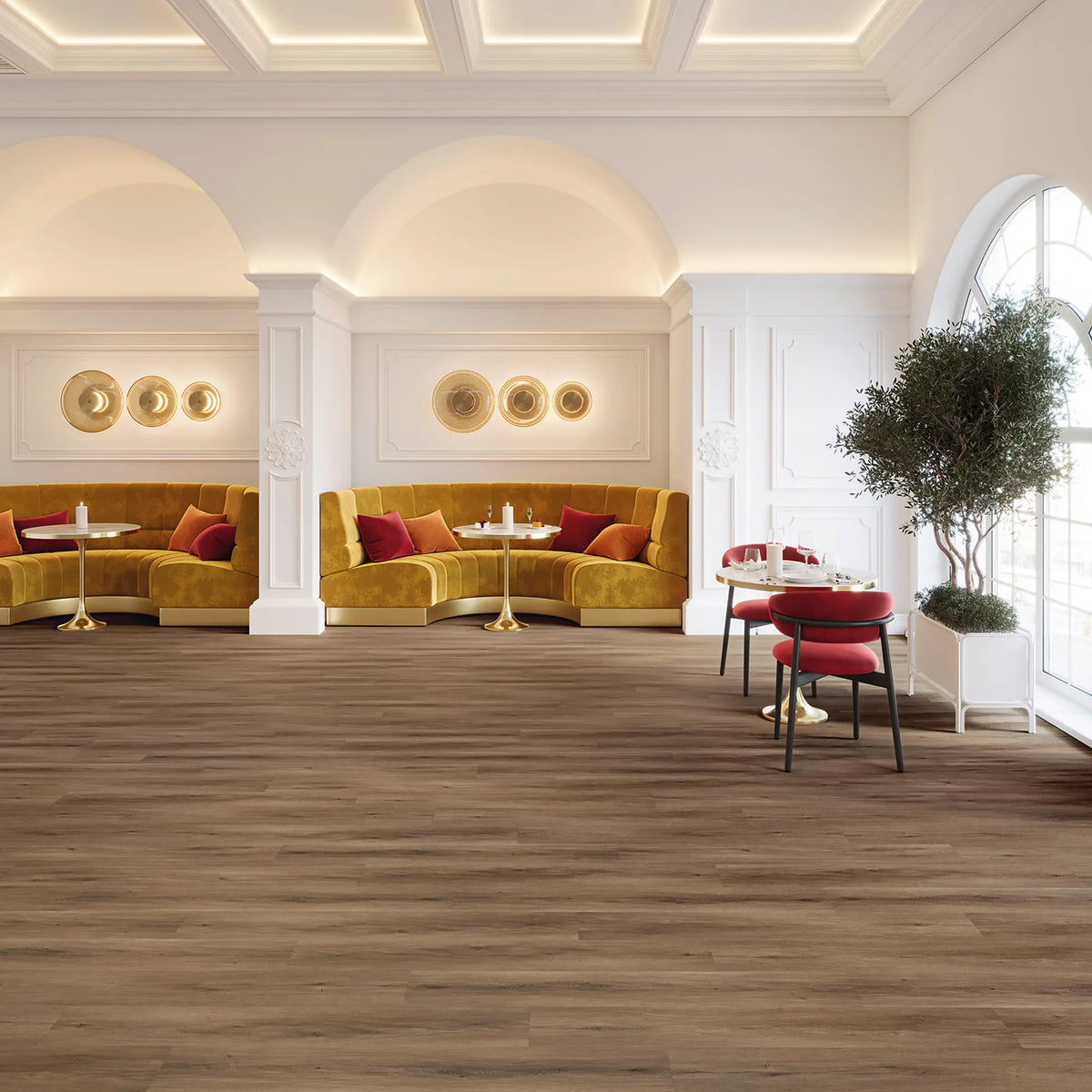 JOKA Design 555 Dryback 5311 Cinnamon Oak Klebevinyl in einer eleganten Lounge mit goldenen Sofas und warmer Eichenoptik