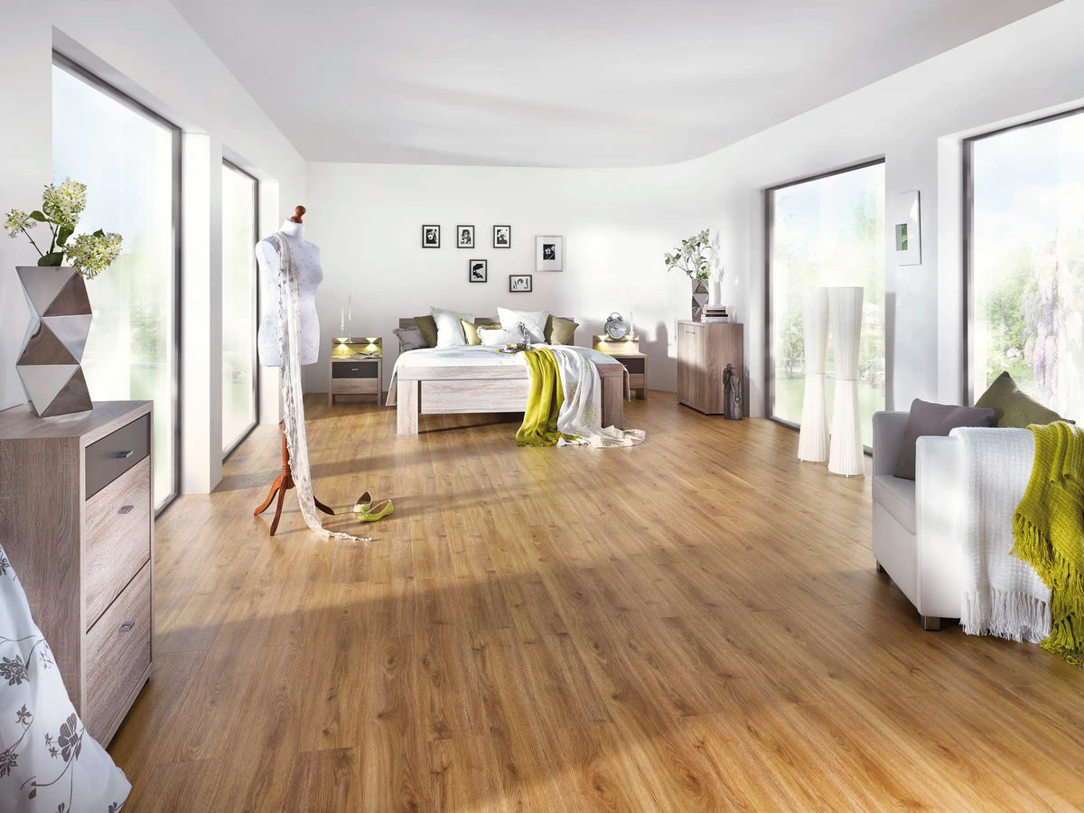 JOKA Design 555 Dryback 5412 Cozy Oak Klebevinyl in einem hellen Wohnzimmer mit warmer Eichenwirkung