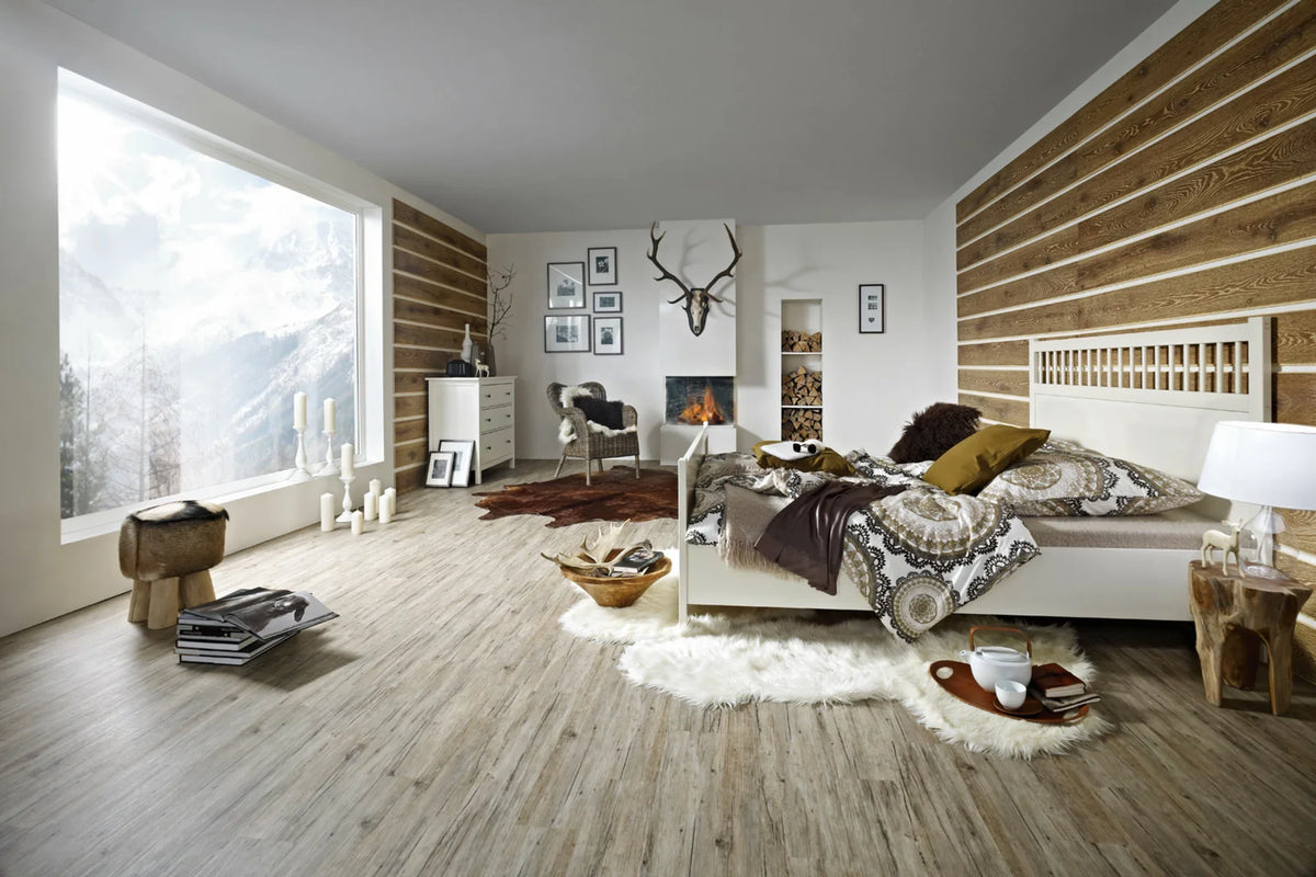 JOKA Design 555 Dryback 5518 Grey Driftwood Klebevinyl in einem rustikalen Schlafzimmer mit Bergblick und Holzwänden