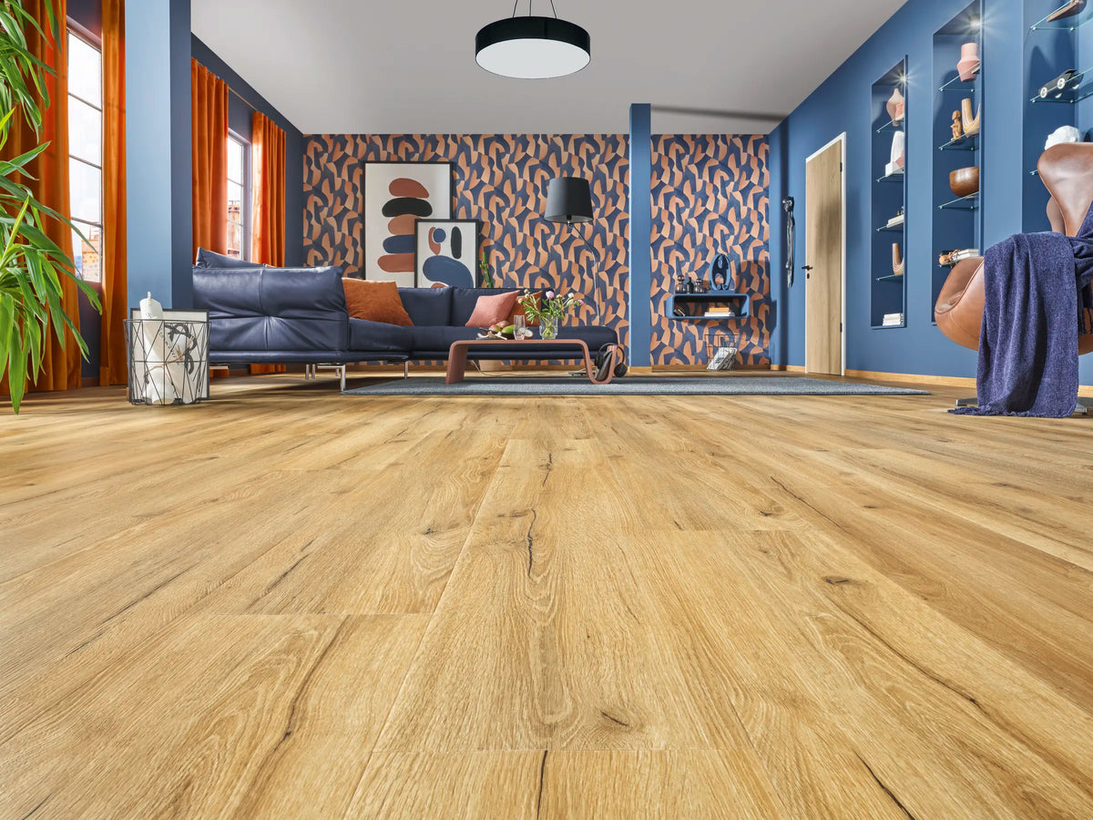 Farbstarkes Wohnzimmer mit JOKA Design 555 Wooden Styles 706X Oak Chalet EIR Klick Vinyl und rustikaler Eichenzeichnung