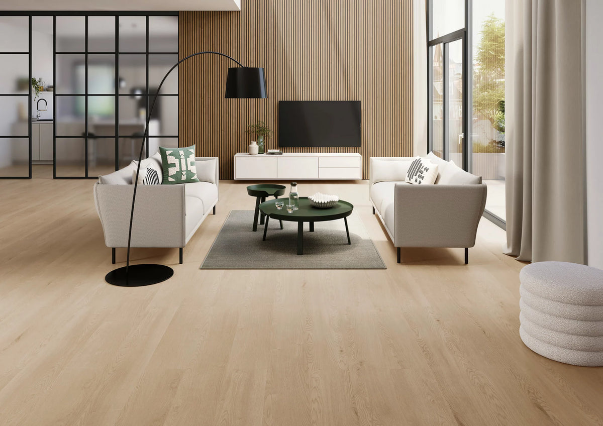 Helles Wohnzimmer mit JOKA Design 555 XXL Dryback 9631 Chateau Oak Beige in großzügiger Eichenoptik