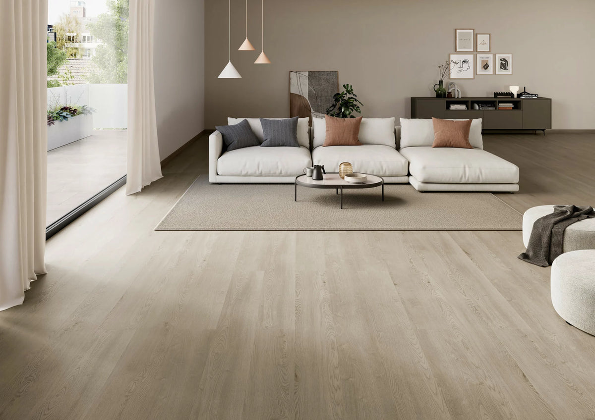 Modernes Wohnzimmer mit JOKA Design 555 XXL Dryback 9632 Chateau Oak Grey in grauer Eichenoptik