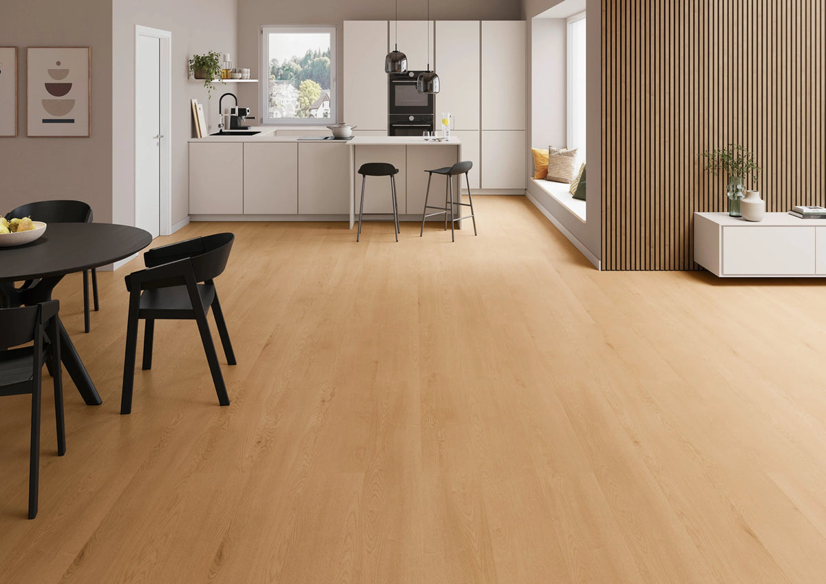 Offene Wohnküche mit JOKA Design 555 XXL Dryback 9633 Chateau Oak Natural in natürlicher Eichenoptik