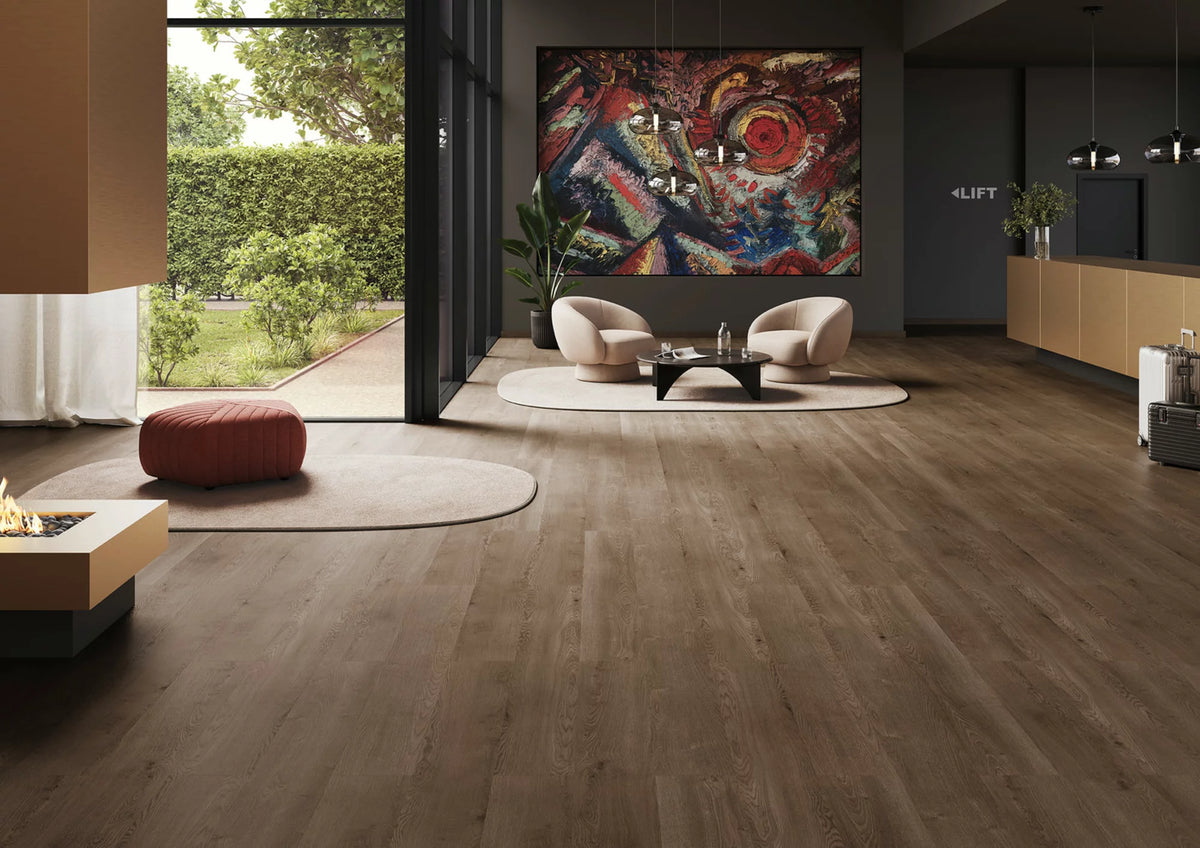 Modernes Wohnzimmer mit JOKA Design 555 XXL Dryback 9635 Chateau Oak Dark in dunkler Eichenoptik