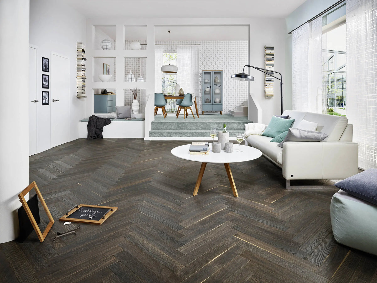 JOKA Loft 140 Vario VR109 Räuchereiche Nero im modernen Wohnraum mit Fischgrätboden