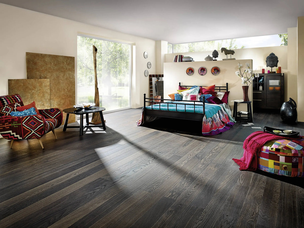 JOKA Loft 140 Vario VR113 Räuchereiche Nature im farbenfrohen Wohnraum