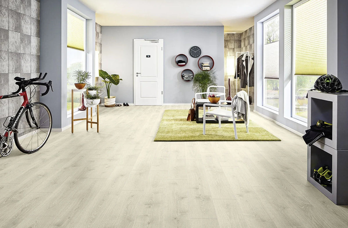 Heller Wohnflur mit JOKA Madison City 431NP 4848 Oak Cashmir Laminat in sehr heller Eichenoptik