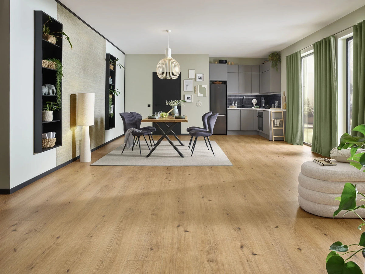 Moderner Wohn und Essbereich mit JOKA Skyline 533LP 5973 Oak Loft Honey Laminat in honigfarbener Eichenoptik