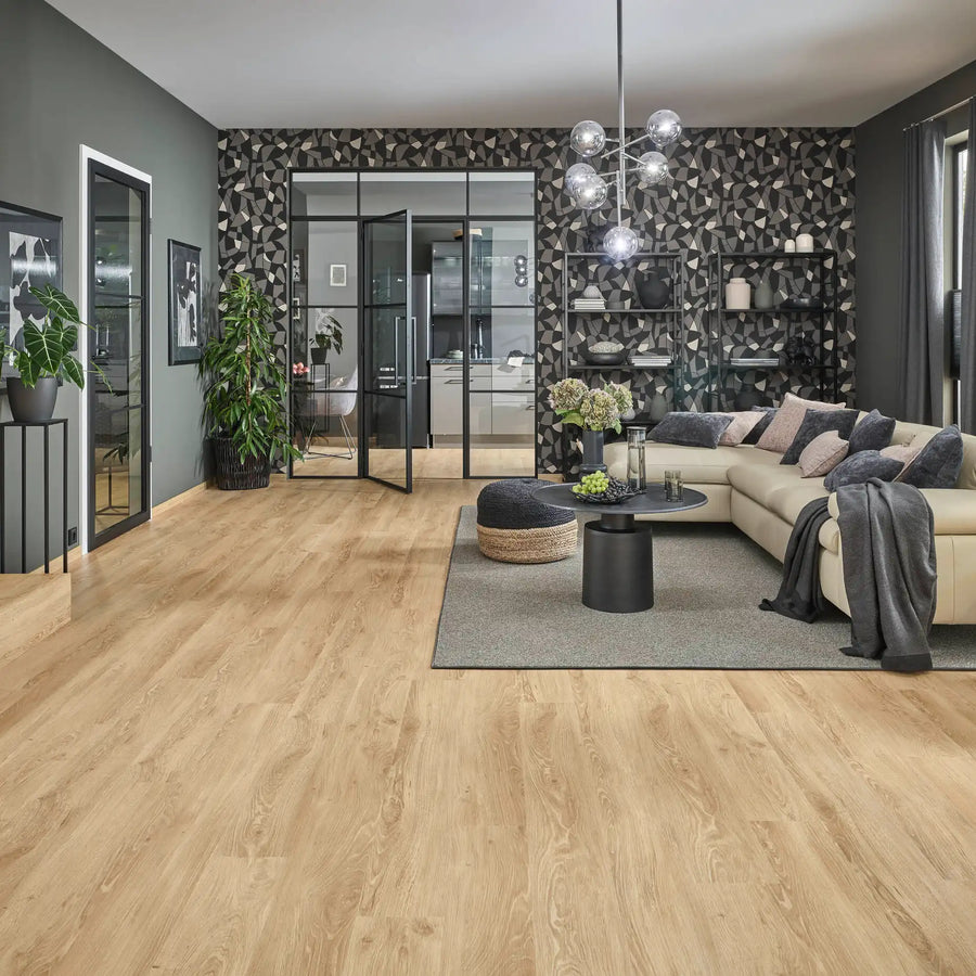 Klebevinyl in natürlicher Holzoptik mit ruhiger Dielenwirkung im Wohnraum