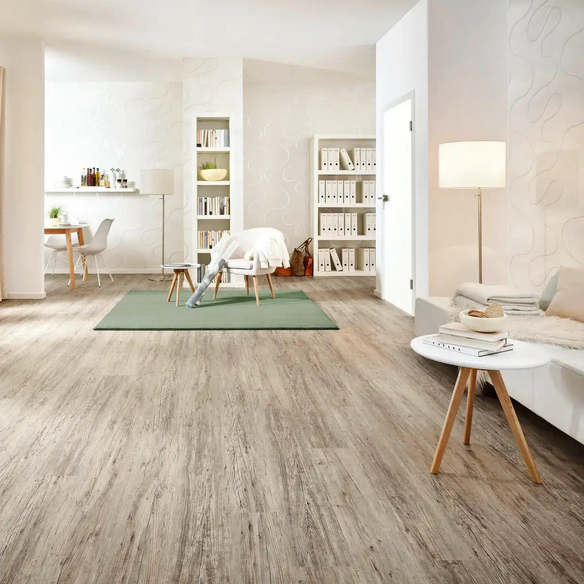 Klick Vinyl in natürlicher Holzoptik mit Dielencharakter im Wohnraum
